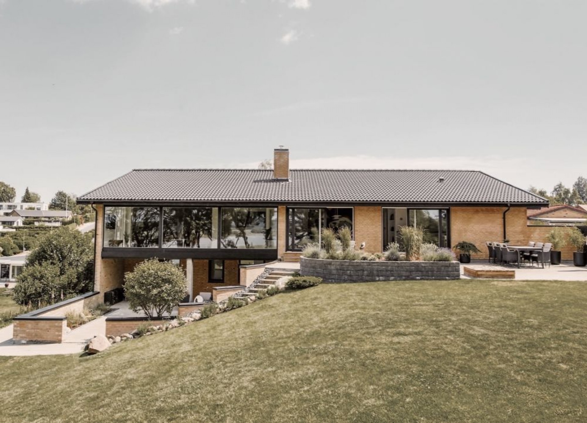 Villa Solbakkevej Arkitekttegnet gult murstenshus