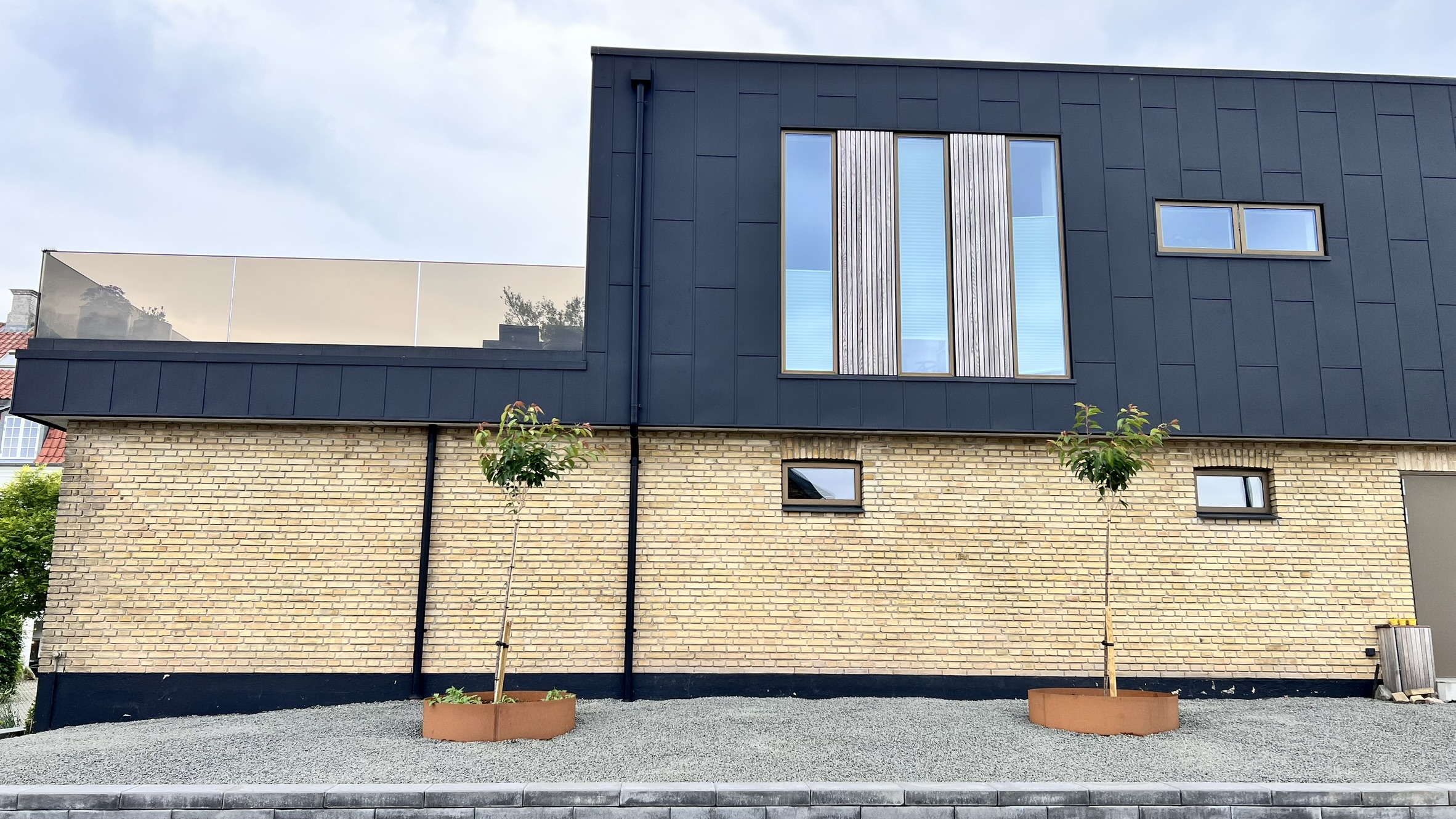 Arkitekttegnet gult murstenshus