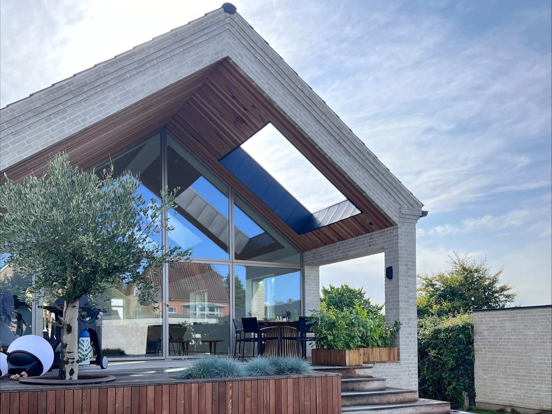 Arkitekttegnet hus med oliventræ implementeret i træterrassen