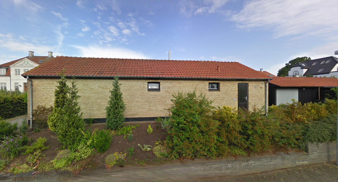 Gult murstens hus i et plan